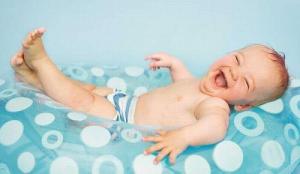 niño riendo en flotador